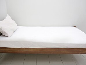 Standard Single Room | Free WiFi, bed sheets - OYO Life 92925 Kost Bu Mala 2 Syariah (Sukorejo)