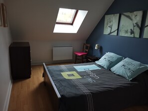 4 bedrooms, desk, iron/ironing board, travel cot