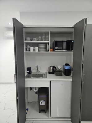 Superior Suite | Private kitchen | Full-size fridge, microwave, oven, stovetop - Nikis 20 Suites (Athens)