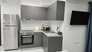 Grand Suite | Private kitchen | Full-sized fridge, microwave, oven, stovetop