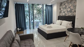 Junior Suite | 1 bedroom, soundproofing, iron/ironing board, free cots/infant beds