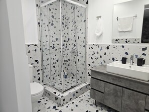 Grand Suite | Bathroom | Shower, rainfall showerhead, free toiletries, hair dryer - Nikis 20 Suites (Athens)