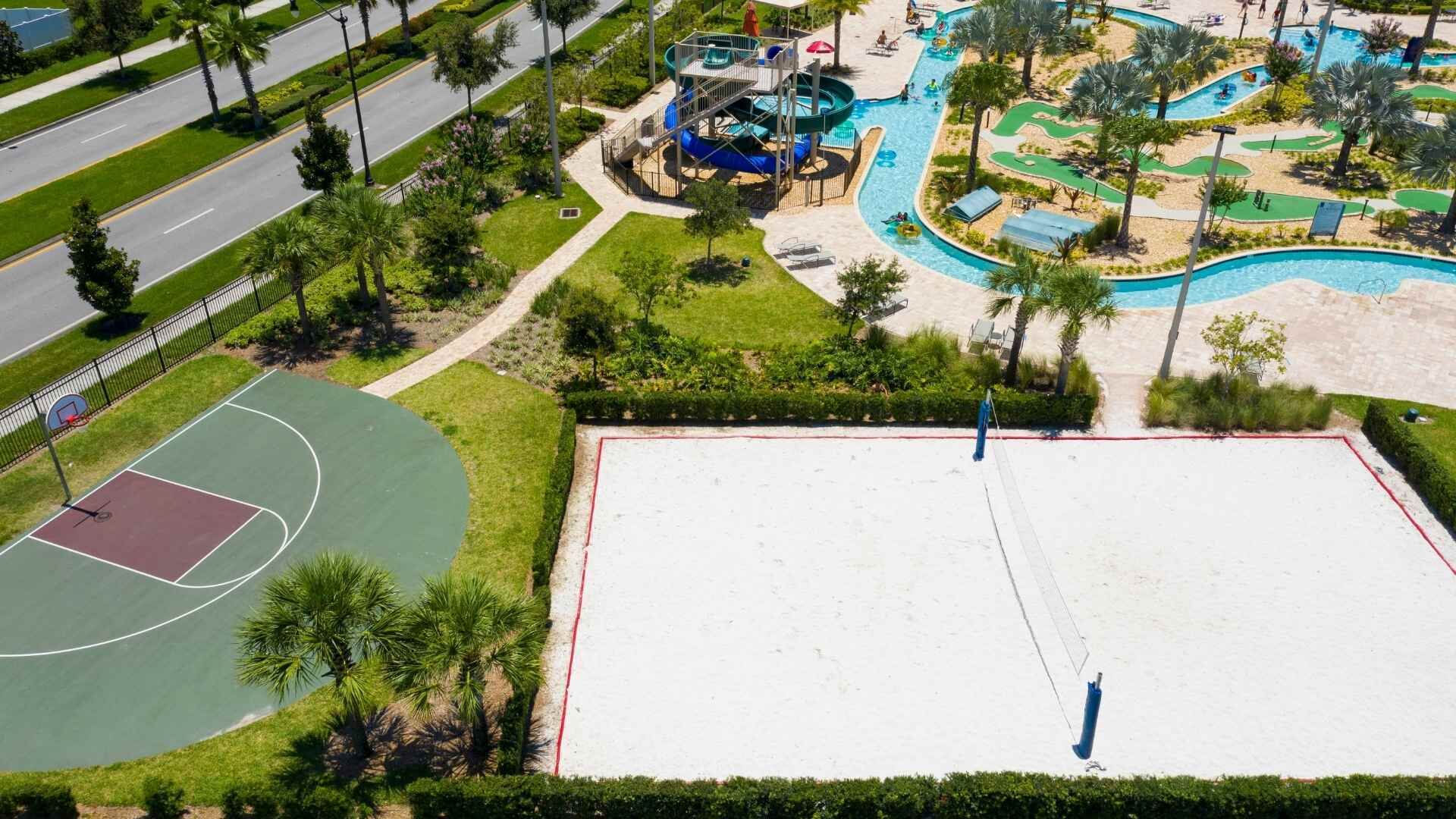 Ein Sportplatz mit Basketballkorb, einem Schwimmbecken und einer Wasserrutsche.