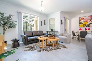 Fernseher, DVD-Player, Bücher, Stereoanlage