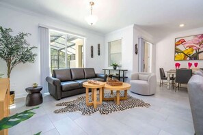 Televisión, reproductor de DVD, libros y estéreo