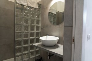 Apartamento Deluxe | Baño | Ducha, cabezal de ducha tipo lluvia, secador de pelo y bidé