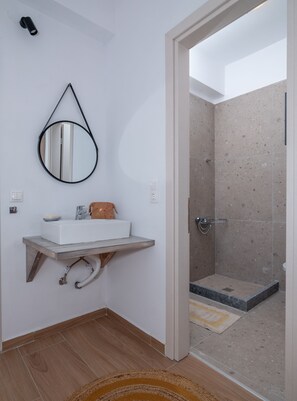 Haartrockner, Handtücher, Seife, Toilettenpapier