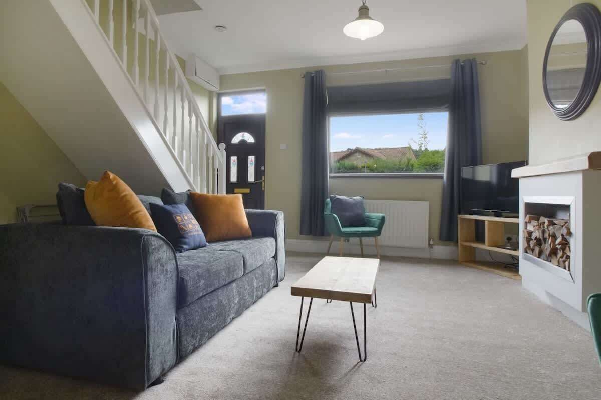 Spacious living room featuring a SMART TV with Netflix, perfect for unwinding, with ample seating and a stunning accent chair.