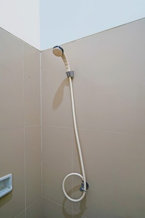 Standard Double Room | Bathroom | Shower, towels