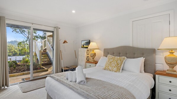 1 bedroom, bed sheets