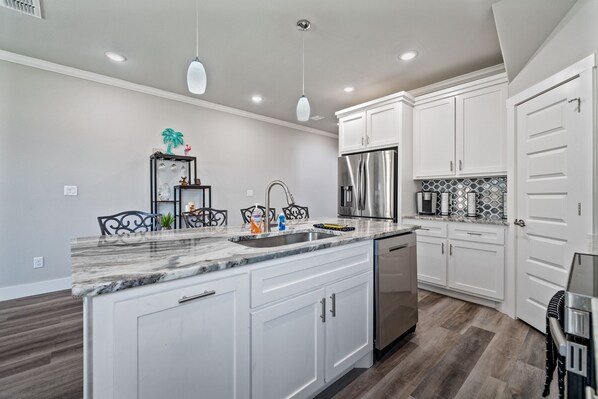 Jääkaappi, mikroaaltouuni, uuni, liesi