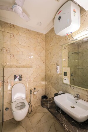 Quarto casal luxo | Banheiro | Chuveiro, produtos de toalete de grife, secador de cabelo, chinelos