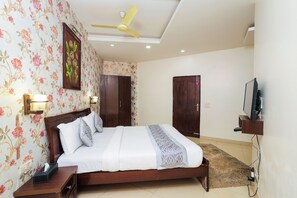 Deluxe Suite | Egyptian cotton sheets, premium bedding, memory foam beds, in-room safe - Nikko Blue - Boutique Hotel (Gurugram)