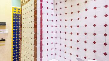 Rumah Keluarga | Kamar mandi | Shower, perlengkapan mandi gratis,  dan handuk