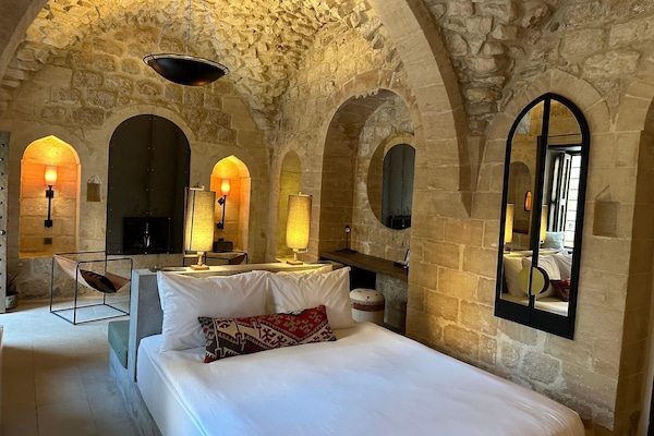 Hochwertige Bettwaren, Minibar, Schreibtisch