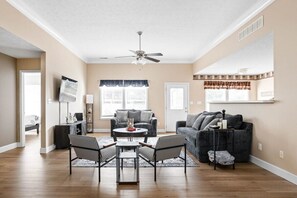 Televisión, videojuegos, futbolito y oficina