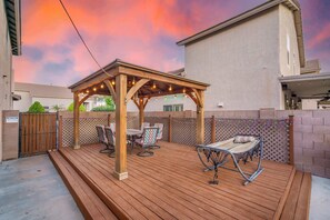 Outdoor dining - POOL, King Bed, Grill, Pool Table (Peoria)