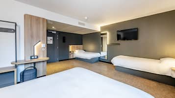 Habitación cuádruple | Escritorio, sistema de insonorización, wifi gratis y ropa de cama
