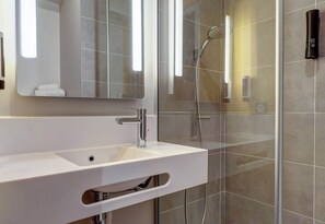 Shower, towels - B&B HOTEL Besançon Valentin (Miserey-Salines)