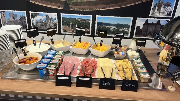 Café da manhã com buffet todos os dias mediante uma taxa