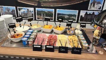 Petit déjeuner buffet servi tous les jours en supplément