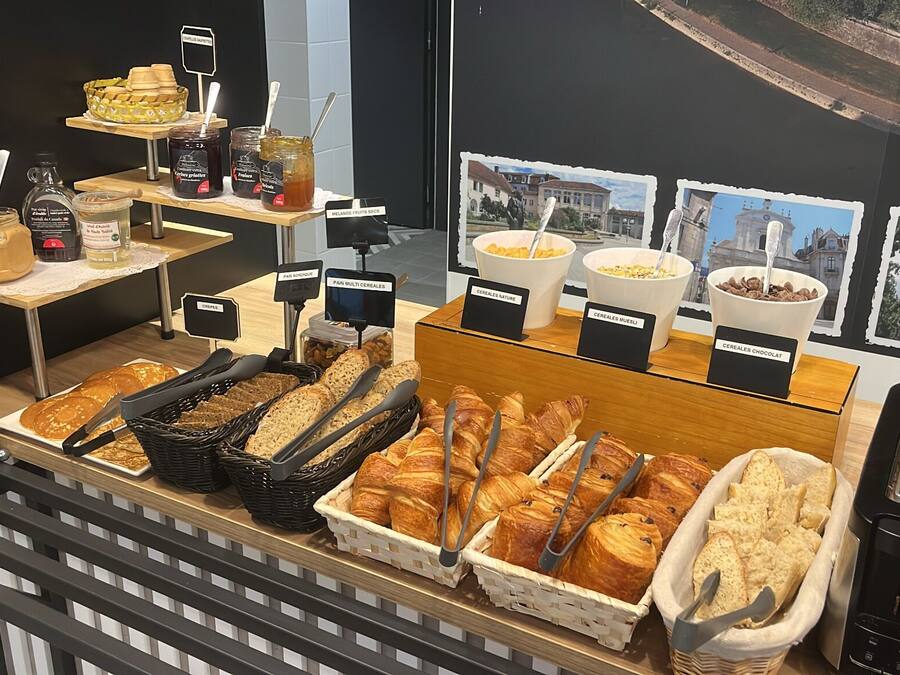 Café da manhã com buffet todos os dias mediante uma taxa