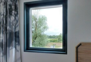 Desk, soundproofing, free WiFi, bed sheets