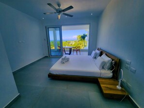 1 habitación, caja de seguridad en la habitación y escritorio 