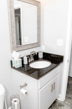 Sèche-cheveux, serviettes fournies, papier toilette