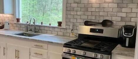 Mikrowelle, Ofen, Herdplatte, Wasserkocher mit Kaffee-/Teezubehör