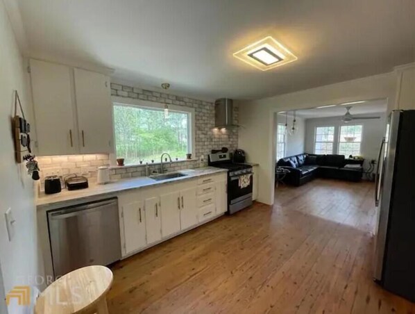 Microwave, oven, stovetop, coffee/tea maker