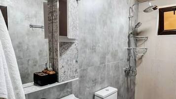 Douche, sèche-cheveux, bidet, serviettes fournies