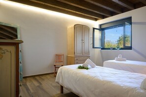 4 bedrooms, iron/ironing board, WiFi, bed sheets