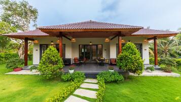 Family House | Minibar, desk, laptop workspace, blackout drapes