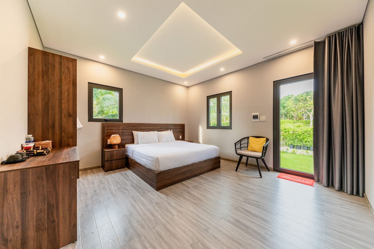 Phòng tiện nghi đơn giản | Minibar, bàn, khu vực làm việc phù hợp cho laptop, màn/rèm cản sáng 