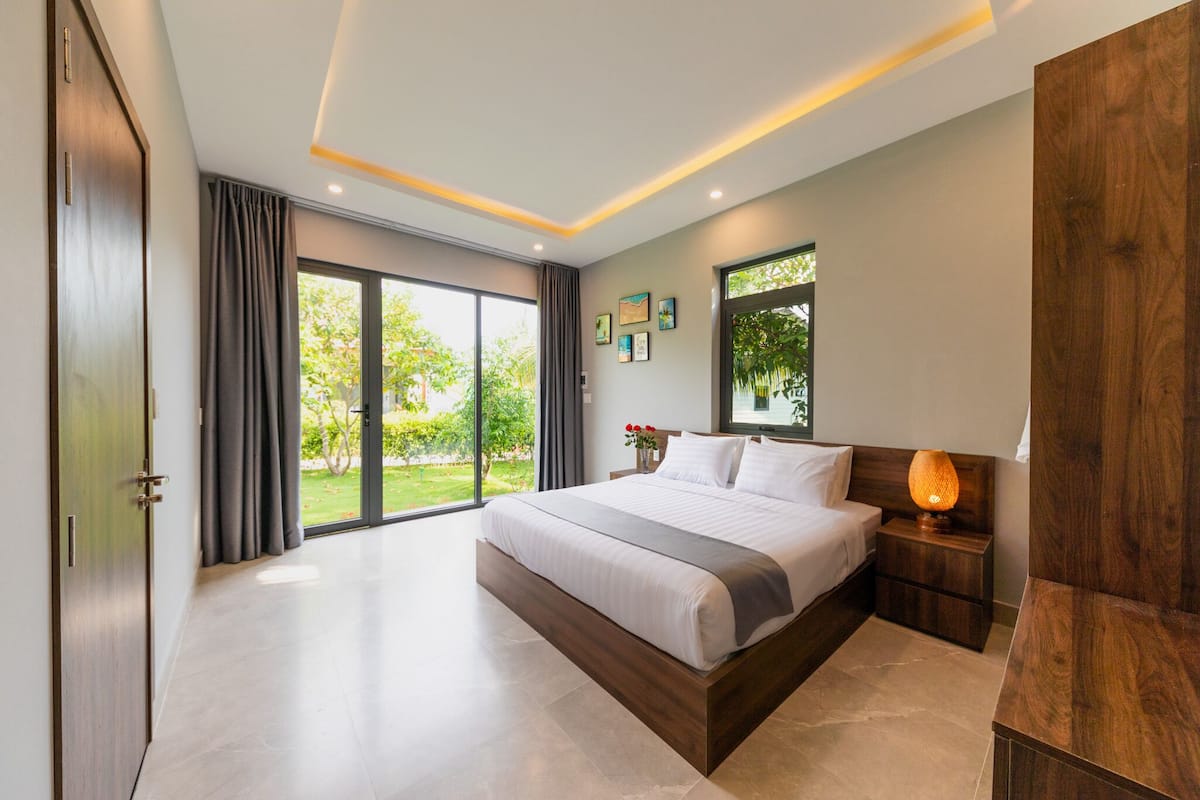 Studio Cao cấp | Minibar, bàn, khu vực làm việc phù hợp cho laptop, màn/rèm cản sáng 