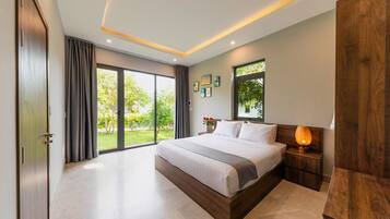 Minibar, escritorio y espacio para trabajar con laptop