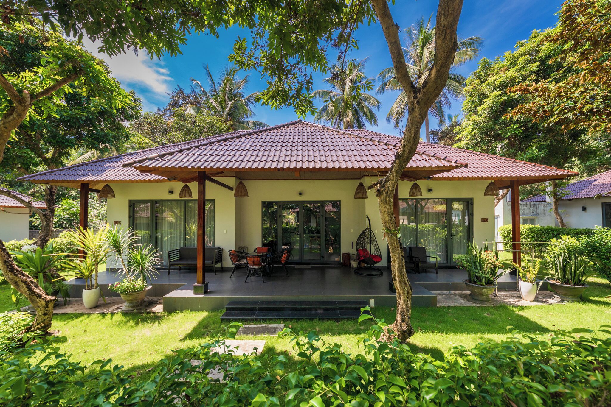 Familie-bungalow | Minibar, skrivebord, skrivebord for bærbar PC og blendingsgardiner