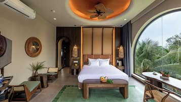 Family Studio Suite | Minibar, desk, laptop workspace, blackout curtains