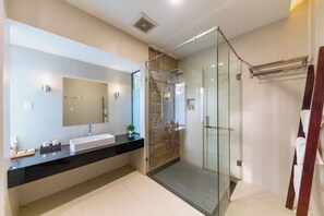 Douche, articles de toilette griffés, séchoir à cheveux, peignoirs