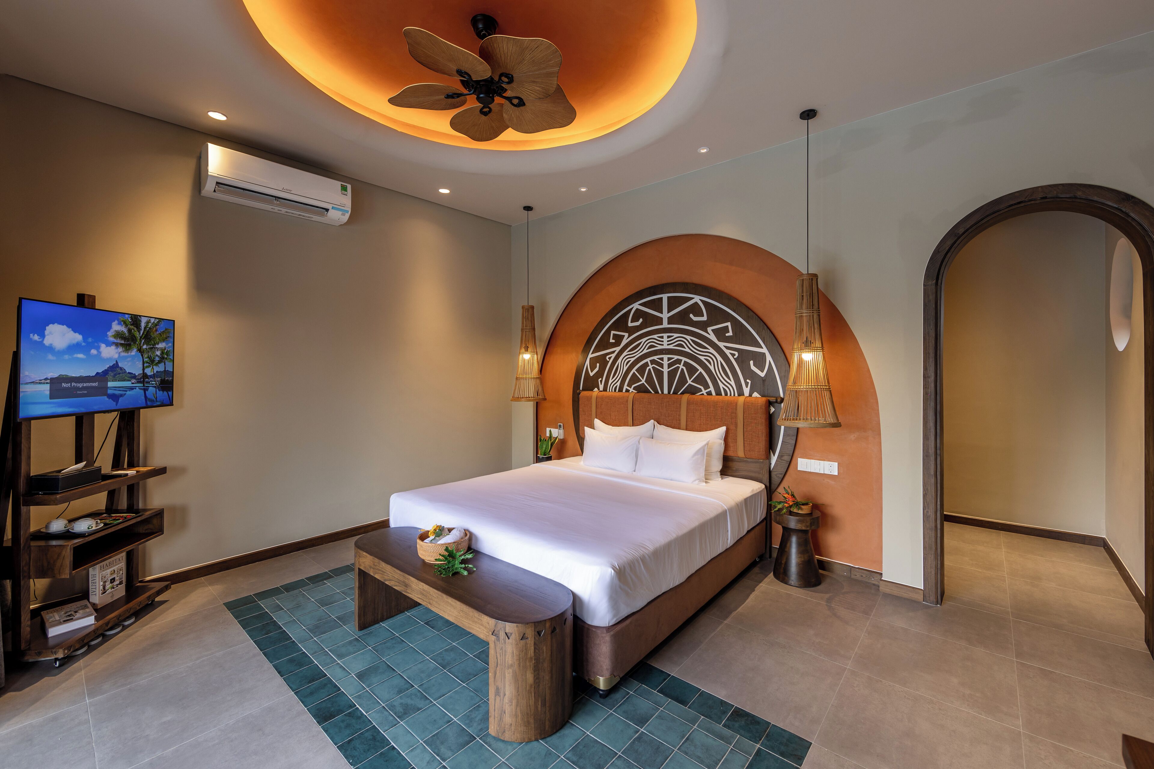 Dobbeltrom – design | Minibar, skrivebord, skrivebord for bærbar PC og blendingsgardiner