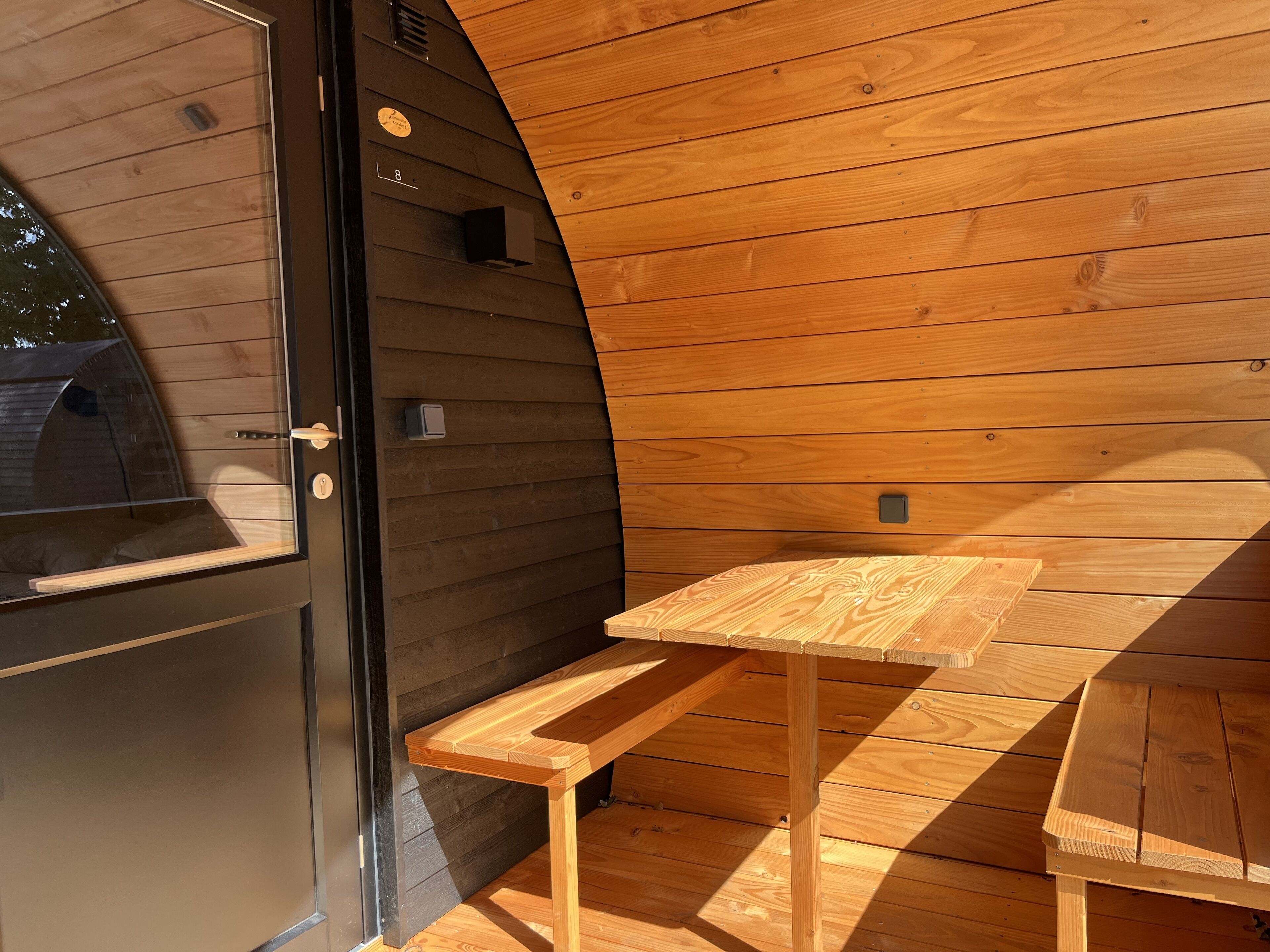 Un interior de madera con un banco y una puerta.