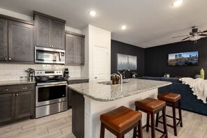 ثلاجة، ميكروويف، فرن، موقد طهي مسطح