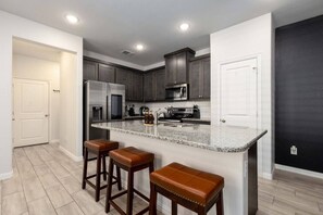 ثلاجة، ميكروويف، فرن، موقد طهي مسطح