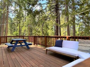 Outdoor dining - Cedar Cove Retreat – Spacious Cabin w/ Lake Access & Multiple Living Areas in Tw (Twain Harte)