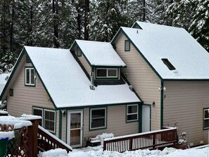 Exterior - Cedar Cove Retreat – Spacious Cabin w/ Lake Access & Multiple Living Areas in Tw (Twain Harte)