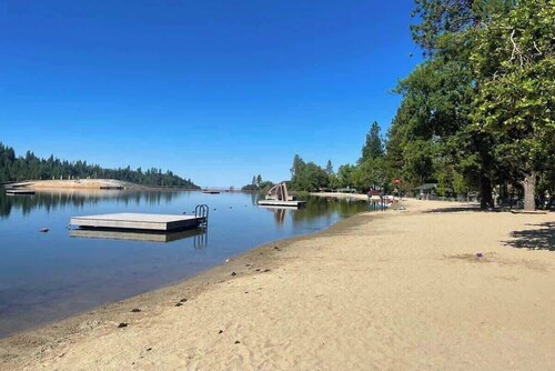 Cedar Cove Retreat – Spacious Cabin w/ Lake Access & Multiple Living Areas in Twain Harte