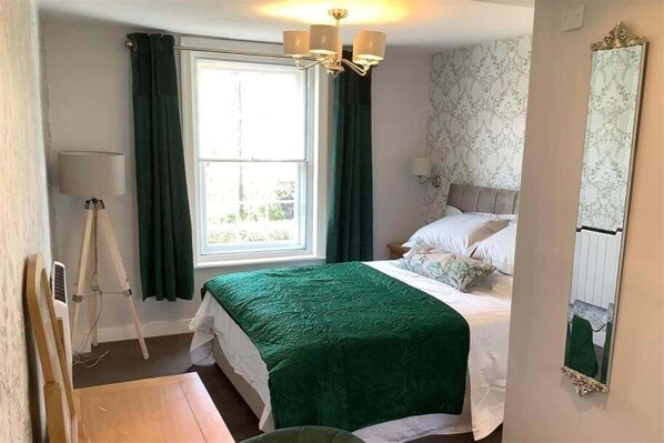 1 dormitori, planxa i posts de planxar, wifi i roba de llit