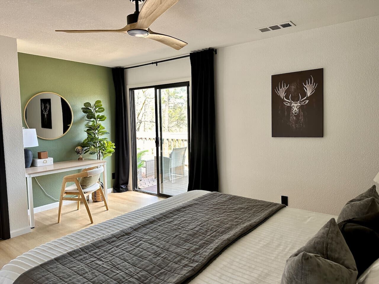 2 Schlafzimmer, Schreibtisch, Bügeleisen/Bügelbrett, Reisekinderbett