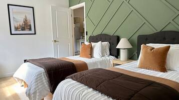 2 chambres, bureau, fer et planche Ă repasser, lit parapluie